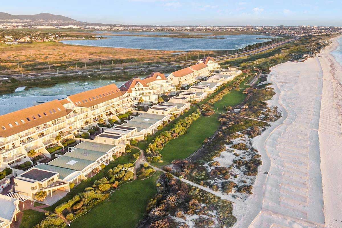 Beachfront in Bloubergstrand